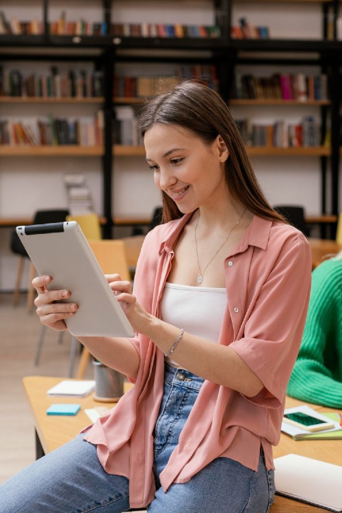 Educação digital que <b>transforma realidades</b>